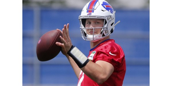 Josh Allen está trabajando duro para mejorar su condición física en la temporada baja